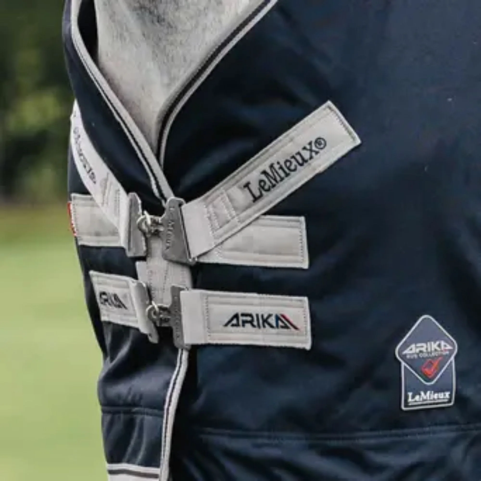 LeMieux Arika Regendeken Featherweight donkerblauw detail1 40103