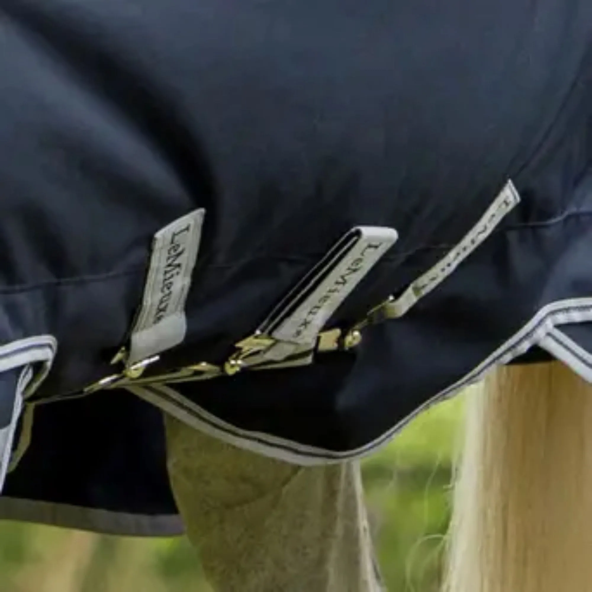 LeMieux Arika Regendeken Featherweight donkerblauw detail2 40103