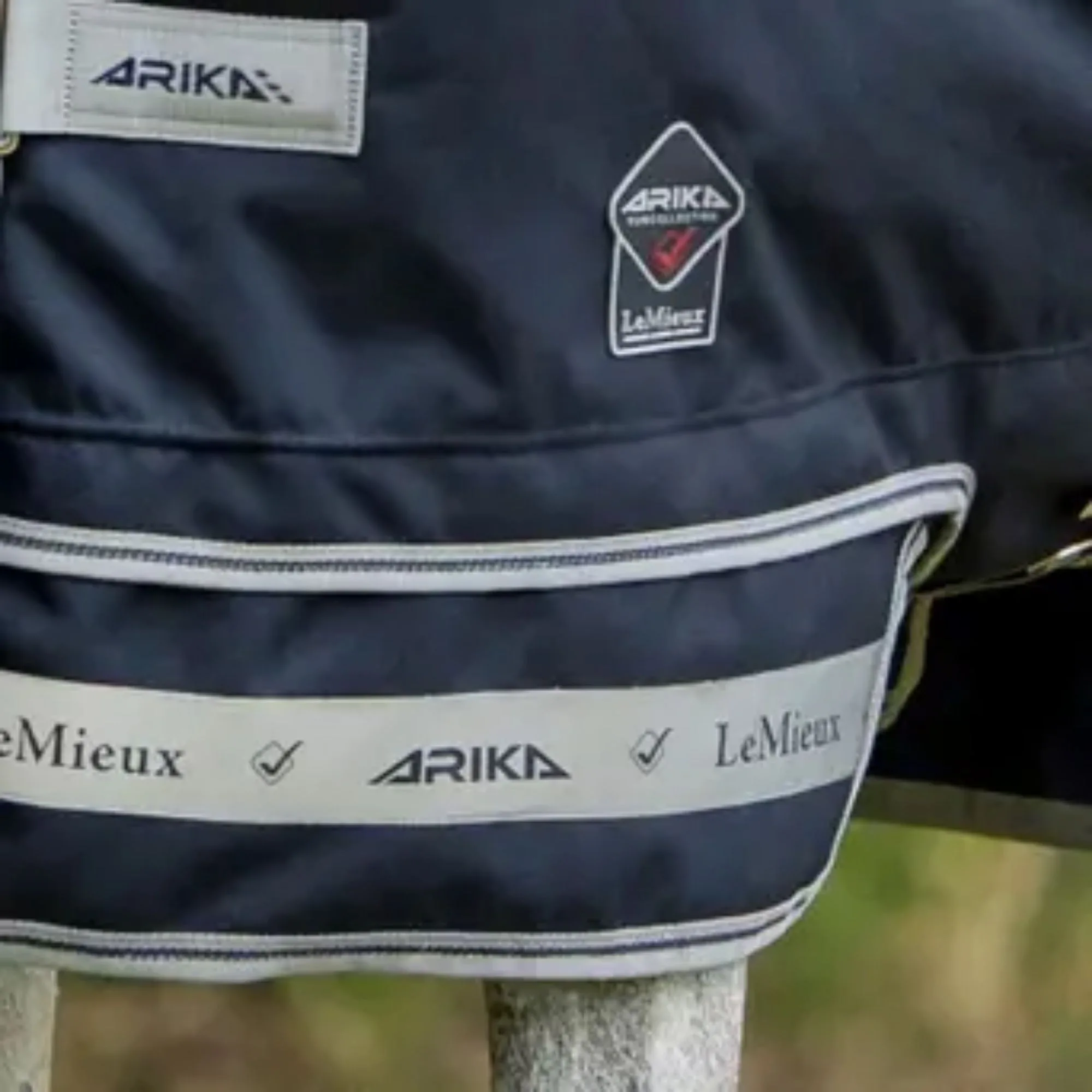 LeMieux Arika Regendeken Featherweight donkerblauw detail3 40103